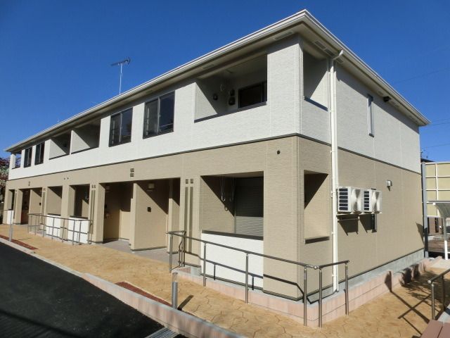 建物外観　前面が駐車場で日当たり良好です。