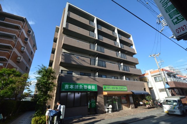 建物外観　モニター付きインターホンで安心です♪