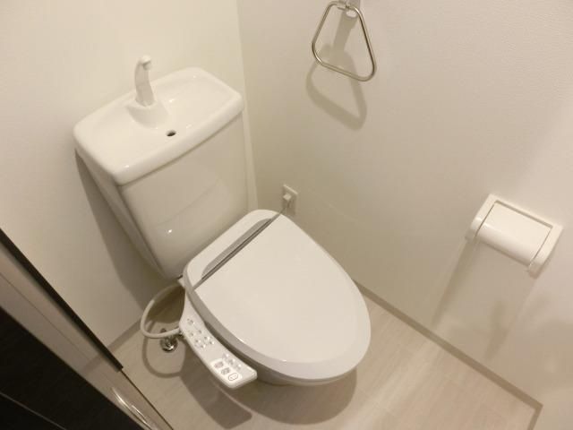 トイレ　洗浄機能付き便座