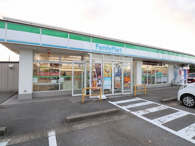 コンビニ　ファミリーマート（コンビニ）まで529m