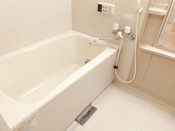バス・シャワールーム　浴室乾燥機、追い焚き機能付きバス！