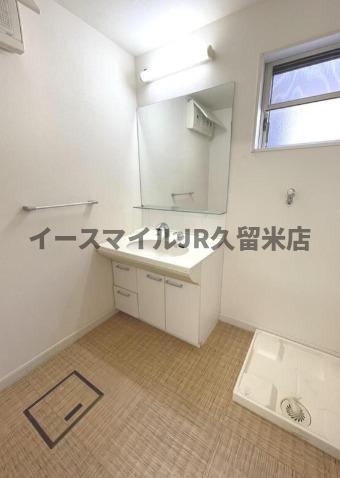 洗面設備　独立洗面台、小物を置くことができて便利です