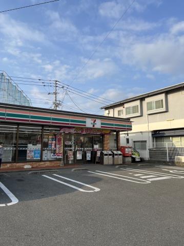 コンビニ　セブンイレブン（コンビニ）まで523m