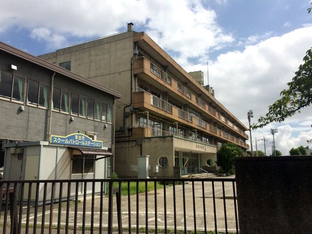 小学校　草加市立稲荷小学校（小学校）まで250m