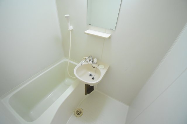 バス・シャワールーム　同物件別部屋参考写真です。