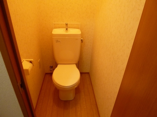 トイレ　シンプルで掃除のしやすいトイレです♪