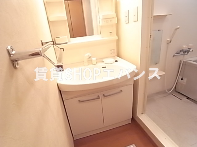 洗面設備　独立洗面台、朝の身支度には欠かせません