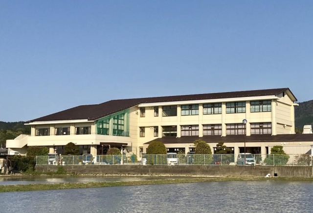 小学校　愛荘町立秦荘東小学校（小学校）まで1300m