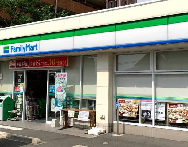 コンビニ　ファミリーマート秦野鶴巻店（コンビニ）まで554m