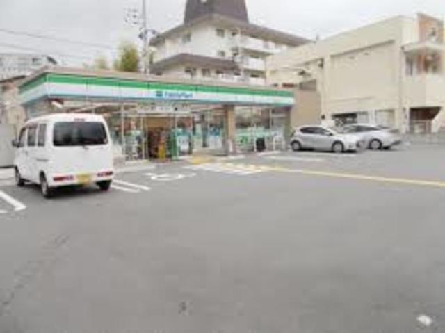 コンビニ　ファミリーマート豊中東泉丘店（コンビニ）まで547m