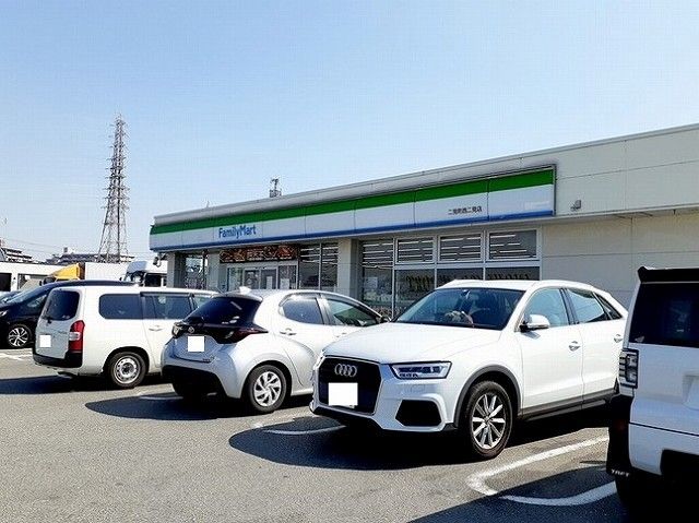 コンビニ　ファミリーマート二見町西二見店（コンビニ）まで550m