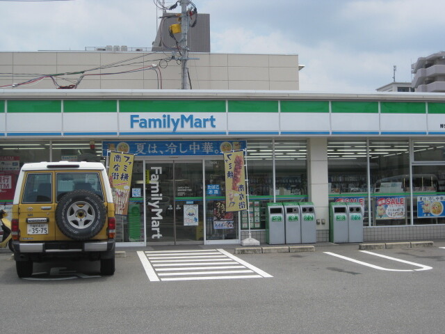 コンビニ　ファミリーマート博多駅南四丁目店（コンビニ）まで197m