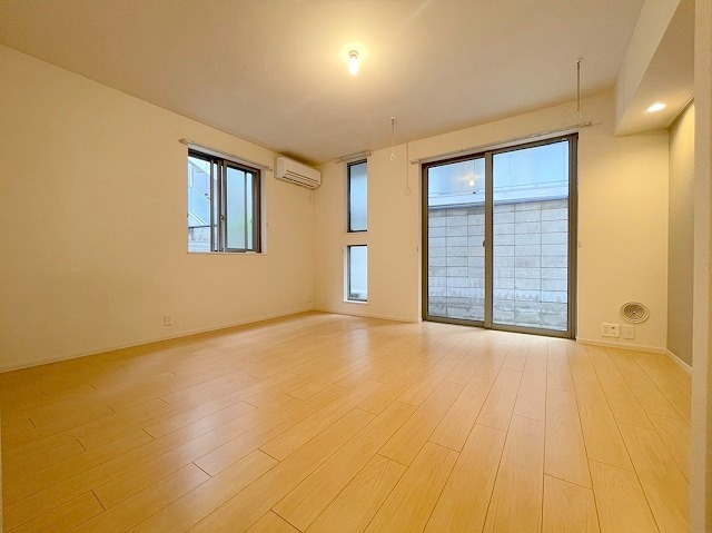 居室・リビング　★明るいフローリングの角部屋です★