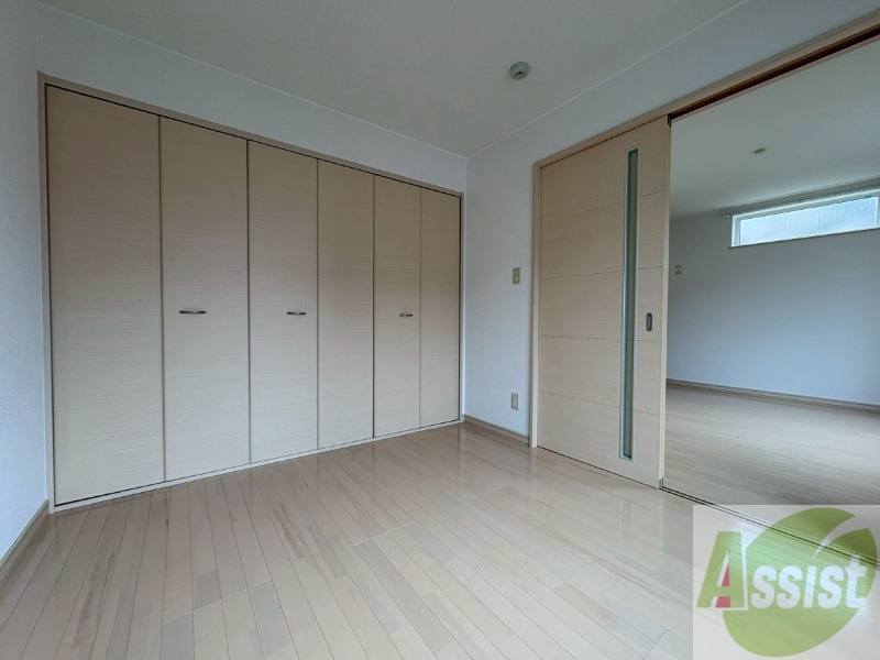 その他部屋・スペース　木目のフローリングは落ち着きのある印象のお部屋になりますね。