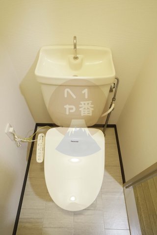 トイレ　落ち着いた色調のトイレです　※参考写真です