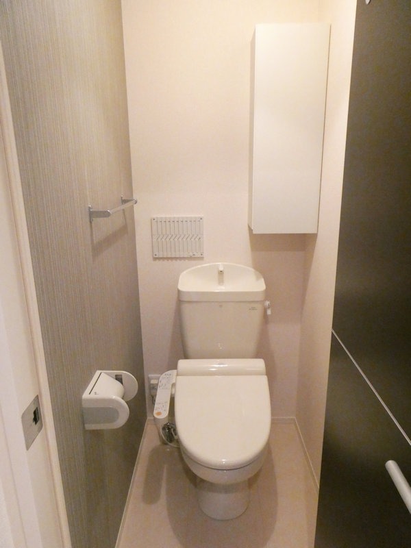 トイレ　トイレには便利な収納棚付き！