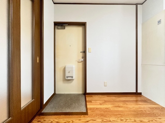 玄関　同建物別部屋写真