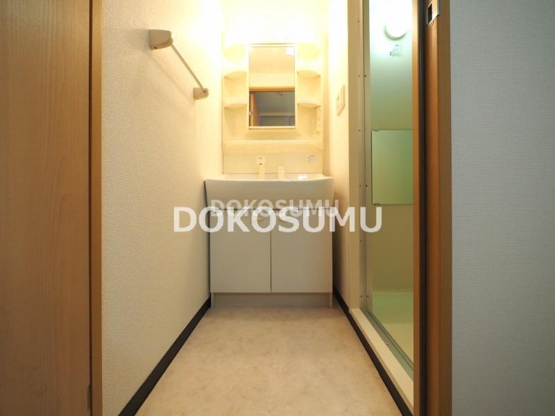 洗面設備　忙しい朝もスムーズに。使いやすさを追求した清潔な洗面空間。