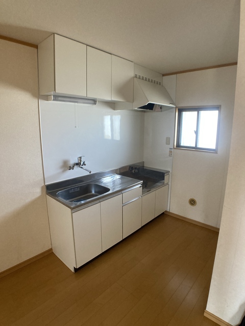 キッチン　※補修前の参考画像の為、設備等は現況優先。