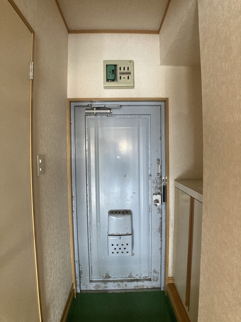 玄関　※補修前の参考画像の為、設備等は現況優先。