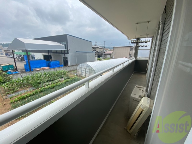 バルコニー　バルコニーは幅もしっかりあって洗濯物がはかどりそうですね