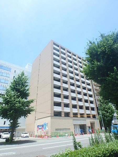建物外観　マンション隣がコンビニで便利！