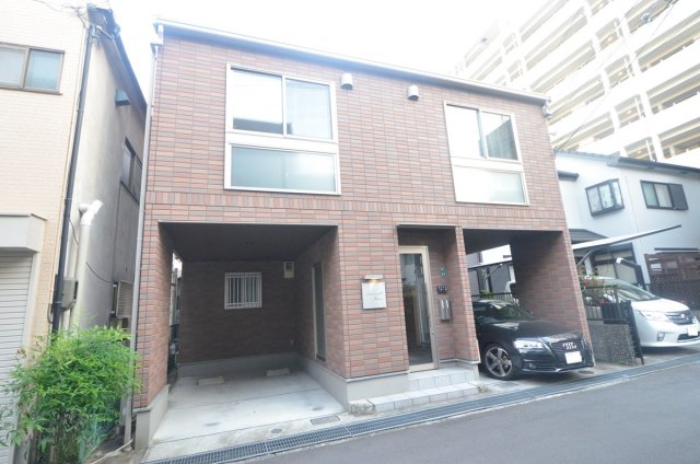 建物外観　敷地内に駐車場あります！