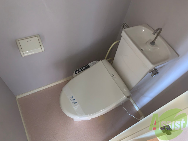 トイレ　ウォシュレット付きのトイレで安心してお過ごしいただけます。