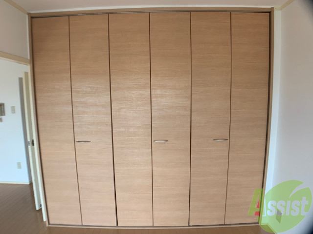 収納　クローゼットはこちら。お洋服や荷物はここへどうぞ。