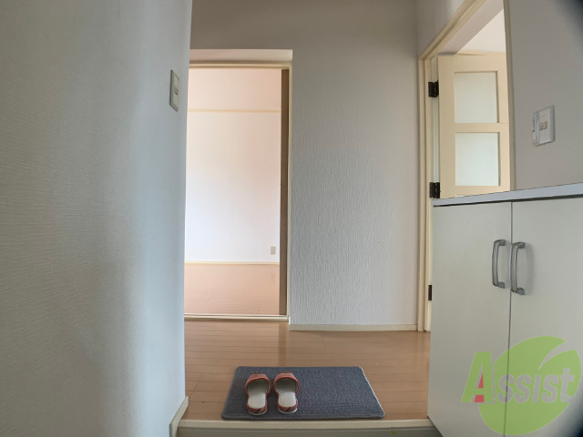 玄関　玄関の様子です。明るい印象ですね。気分もあがりそうです。