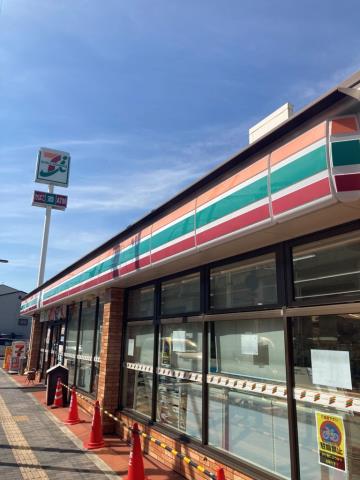 コンビニ　セブンイレブン（コンビニ）まで303m