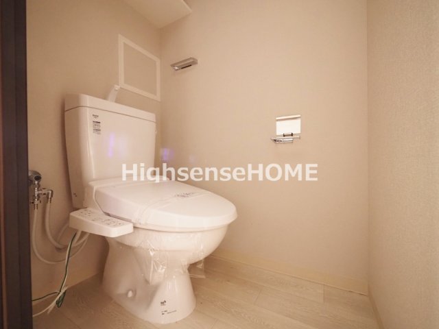 トイレ　落ち着いた色調のトイレです