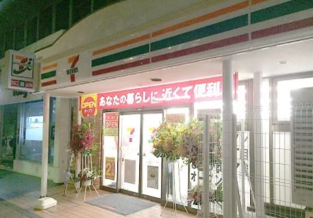 コンビニ　セブンイレブン港区芝1丁目店（コンビニ）まで220m