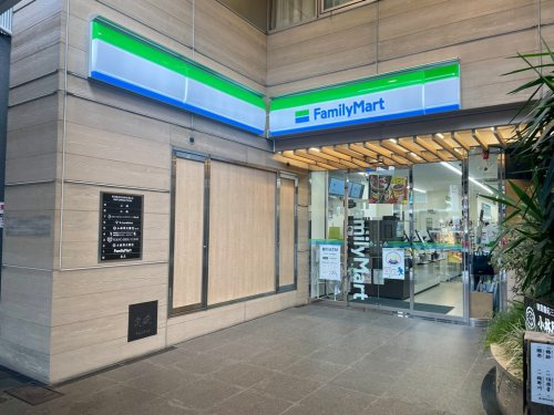 コンビニ　ファミリーマート恵比寿南交差点前店（コンビニ）まで166m