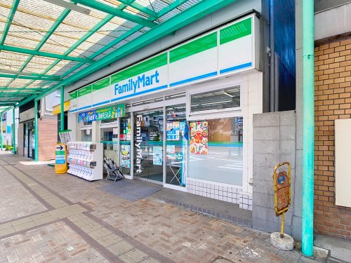 コンビニ　ファミリーマート 枚方公園駅前店（コンビニ）まで208m