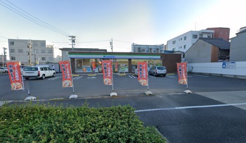 コンビニ　ファミリーマート 上名古屋四丁目店（コンビニ）まで120m