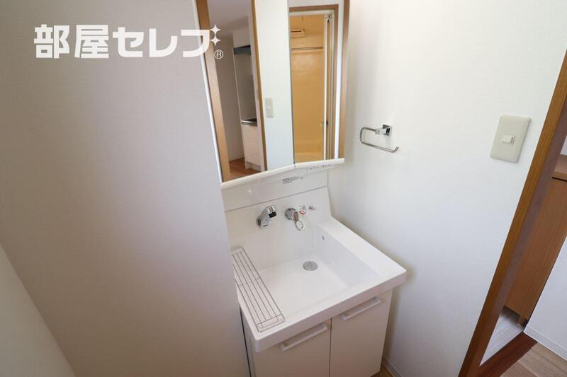 洗面設備　洗面台に鏡もついてます