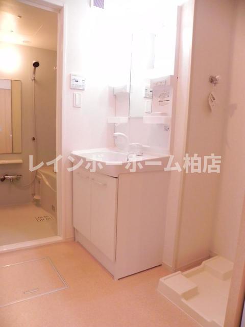 洗面設備　明るい洗面所です