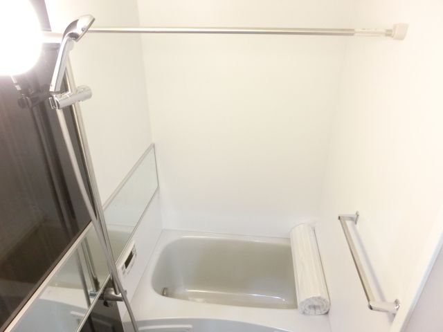 バス・シャワールーム　浴室乾燥付きのお風呂です♪