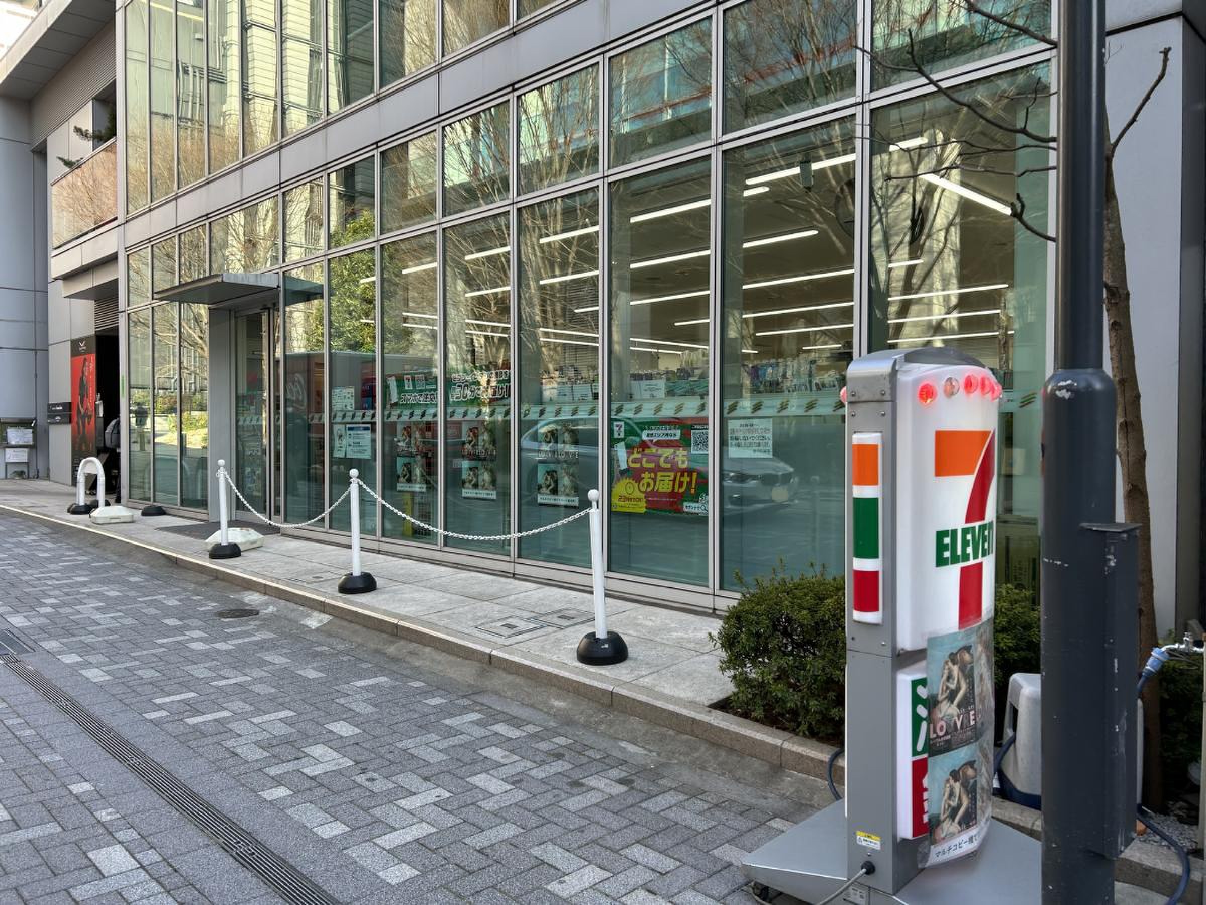 コンビニ　セブンイレブン六本木7丁目店（コンビニ）まで75m