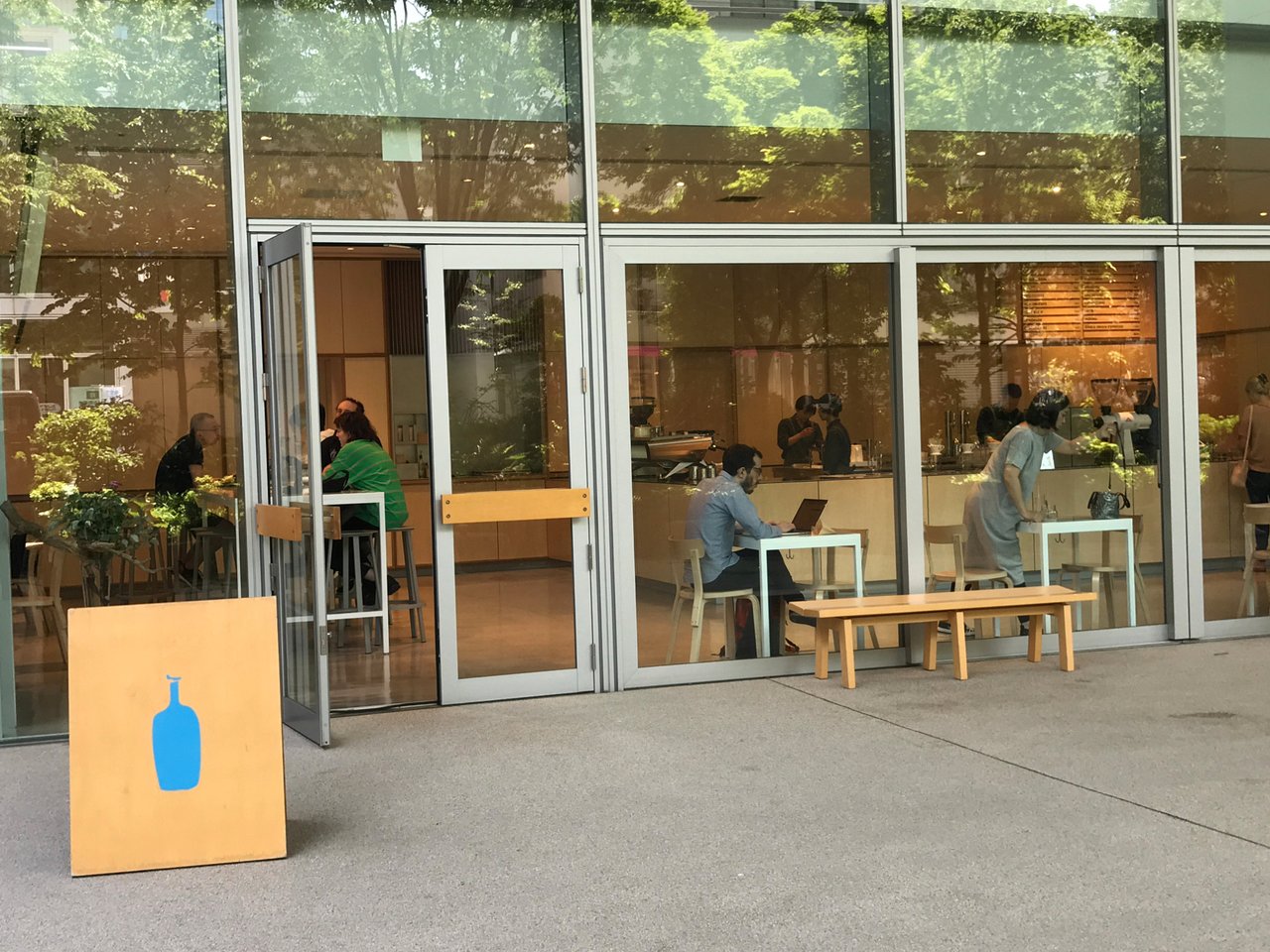 飲食店　BLUE　BOTTLE　COFFEE六本木カフェ（飲食店）まで152m