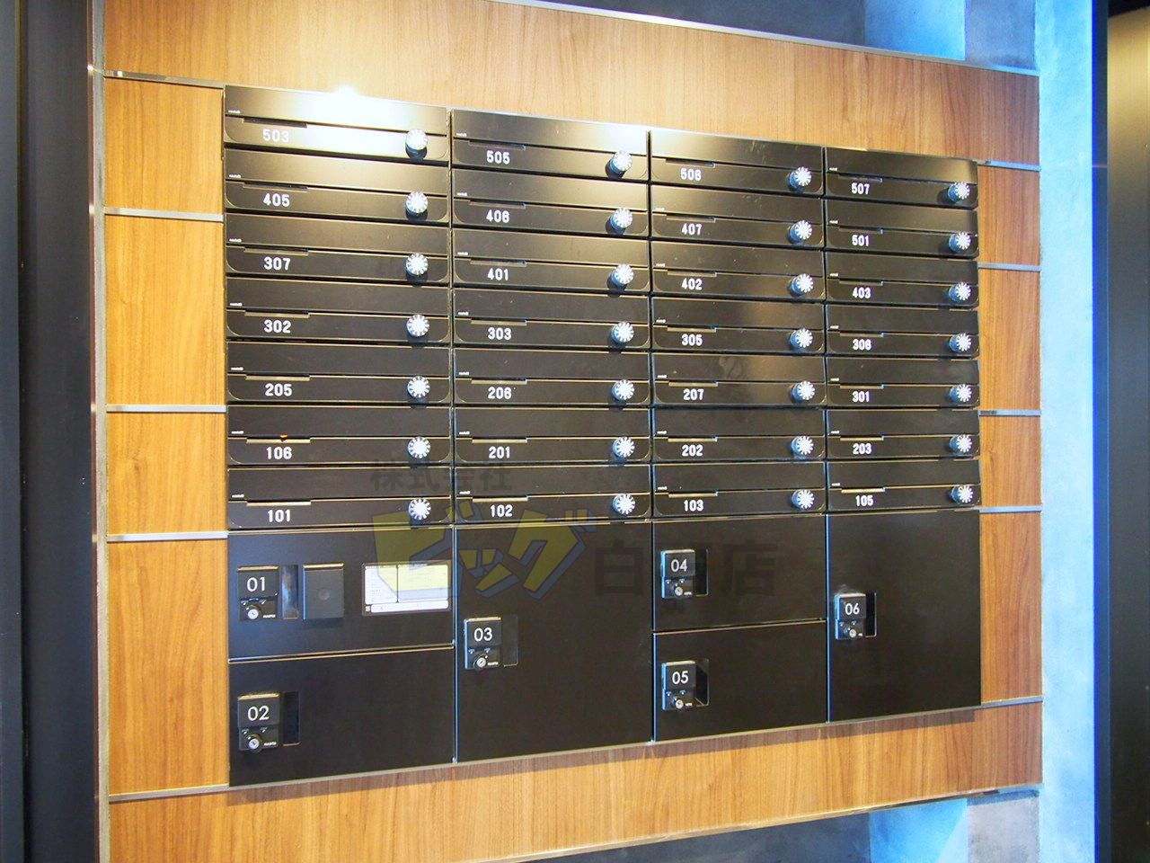 エントランス　留守中でも荷物が受け取れて便利な宅配ＢＯＸ完備しています♪