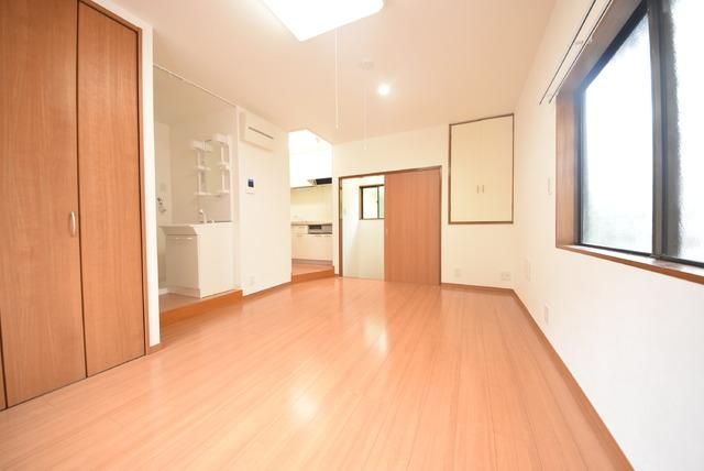 居室・リビング　バルコニーから見たお部屋です