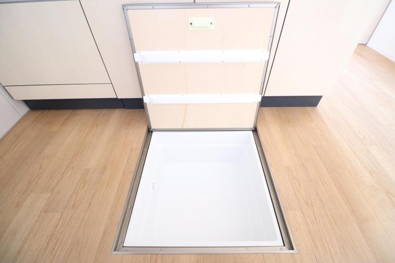 その他　キッチン前の床下収納