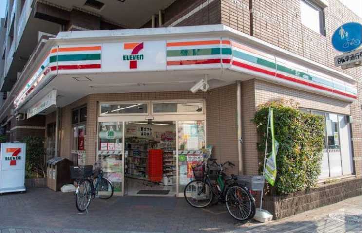 コンビニ　セブン－イレブン江戸川西小岩１丁目店（コンビニ）まで323m