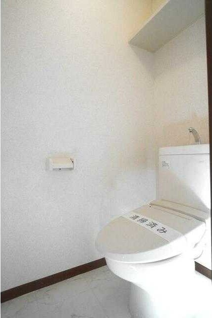 トイレ　落ち着いた色調のトイレです