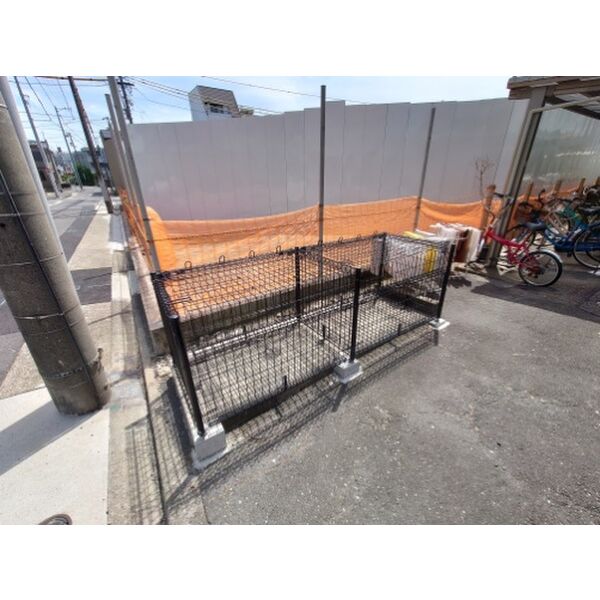 その他　東道路側敷地内駐車場2台