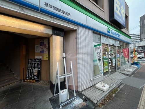 コンビニ　ファミリーマート 横浜吉野町駅前店（コンビニ）まで16m