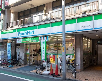 コンビニ　ファミリーマート中延駅前店（コンビニ）まで111m
