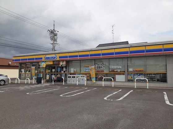 コンビニ　ミニストップ（コンビニ）まで550m
